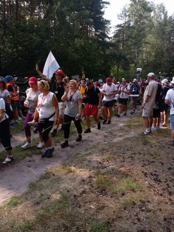 Pielgrzymi uciekli przed burzą. Za nimi kolejny dzień wędrówki [zdjęcia]