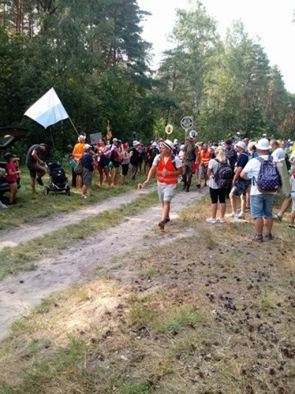 Pielgrzymi uciekli przed burzą. Za nimi kolejny dzień wędrówki [zdjęcia]