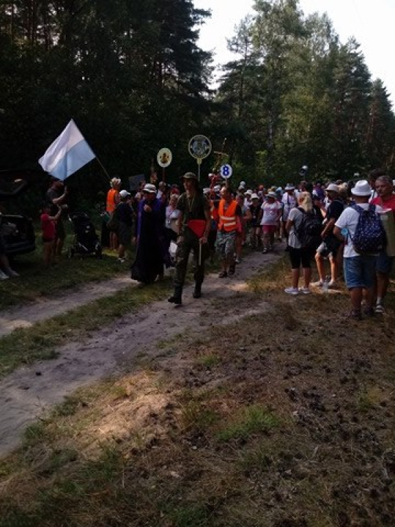 Pielgrzymi uciekli przed burzą. Za nimi kolejny dzień wędrówki [zdjęcia]