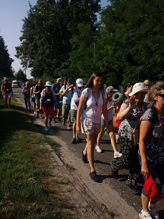 Pielgrzymi uciekli przed burzą. Za nimi kolejny dzień wędrówki [zdjęcia]