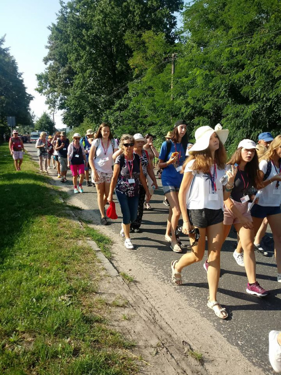 Pielgrzymi uciekli przed burzą. Za nimi kolejny dzień wędrówki [zdjęcia]