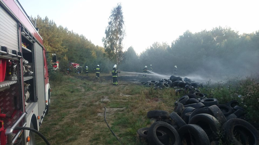 Duży pożar składowiska opon w Gręboszach [wideo, zdjęcia]