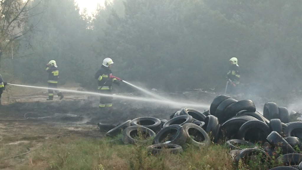 Duży pożar składowiska opon w Gręboszach [wideo, zdjęcia]