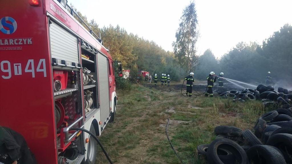 Duży pożar składowiska opon w Gręboszach [wideo, zdjęcia]