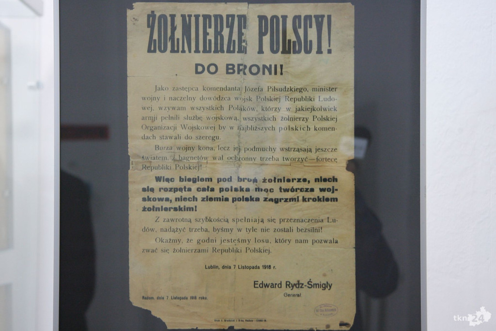 Świetną wystawę plakatów i ogłoszeń można oglądać w koneckiej bibliotece [wideo, zdjęcia]