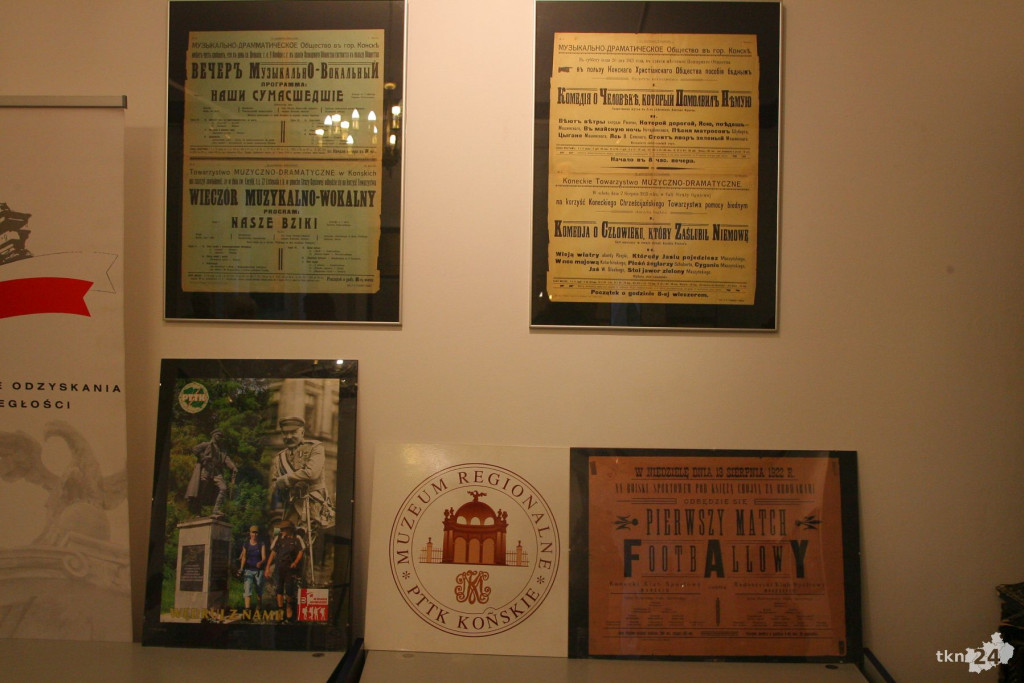 Świetną wystawę plakatów i ogłoszeń można oglądać w koneckiej bibliotece [wideo, zdjęcia]