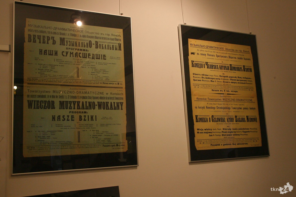 Świetną wystawę plakatów i ogłoszeń można oglądać w koneckiej bibliotece [wideo, zdjęcia]
