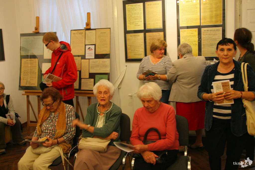 Świetną wystawę plakatów i ogłoszeń można oglądać w koneckiej bibliotece [wideo, zdjęcia]