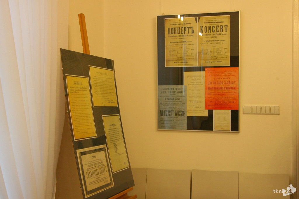 Świetną wystawę plakatów i ogłoszeń można oglądać w koneckiej bibliotece [wideo, zdjęcia]