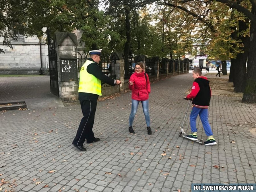 Policjanci rozdawali odblaski przechodniom [zdjęcia]