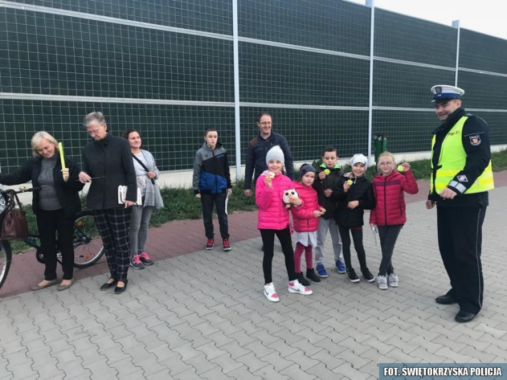 Policjanci rozdawali odblaski przechodniom [zdjęcia]