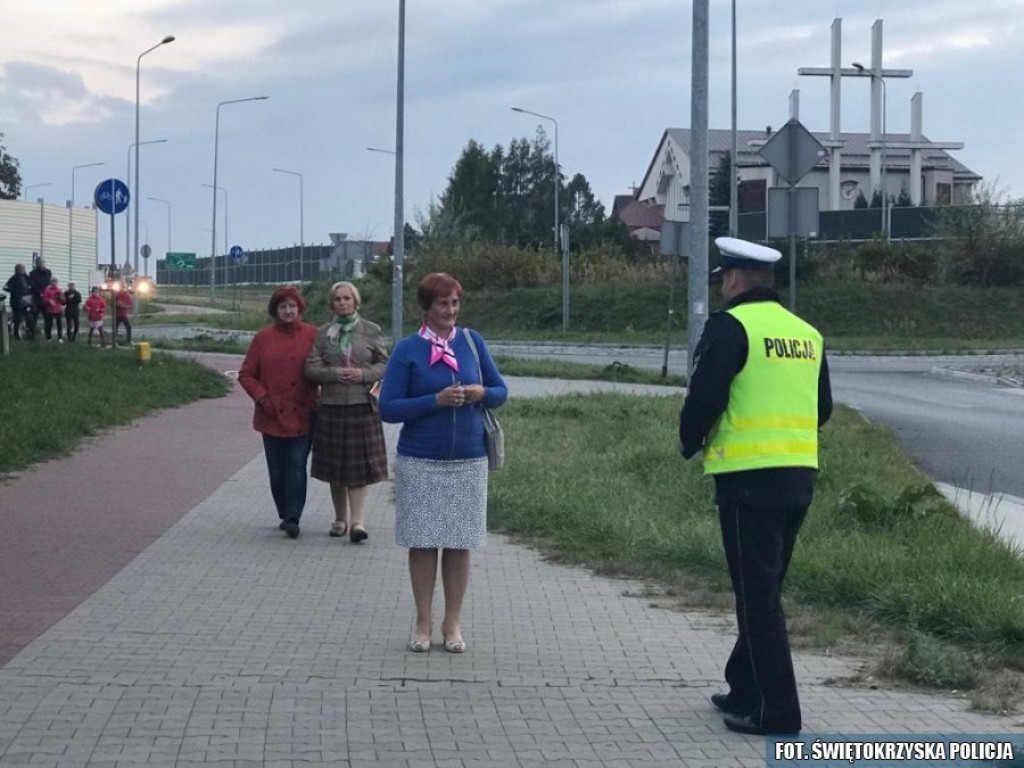 Policjanci rozdawali odblaski przechodniom [zdjęcia]