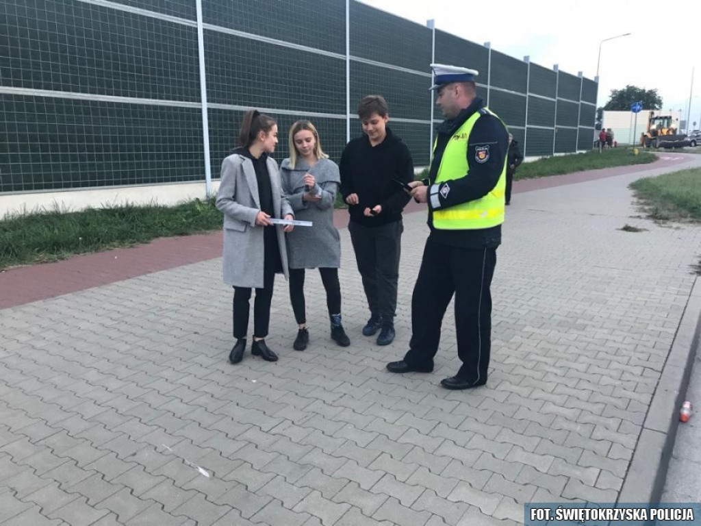 Policjanci rozdawali odblaski przechodniom [zdjęcia]