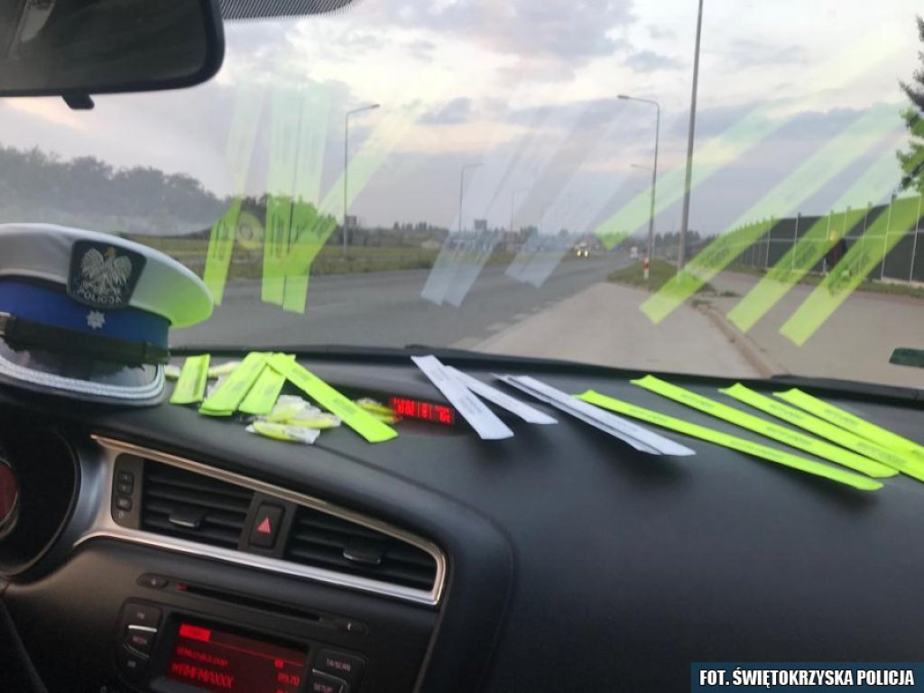 Policjanci rozdawali odblaski przechodniom [zdjęcia]