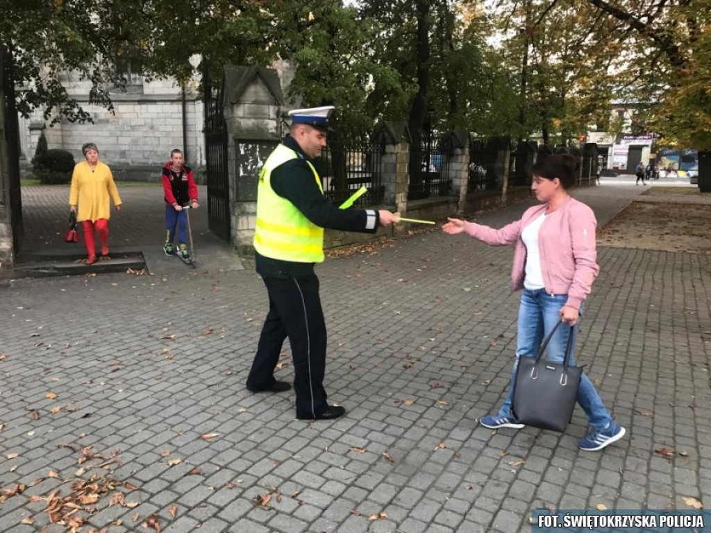 Policjanci rozdawali odblaski przechodniom [zdjęcia]