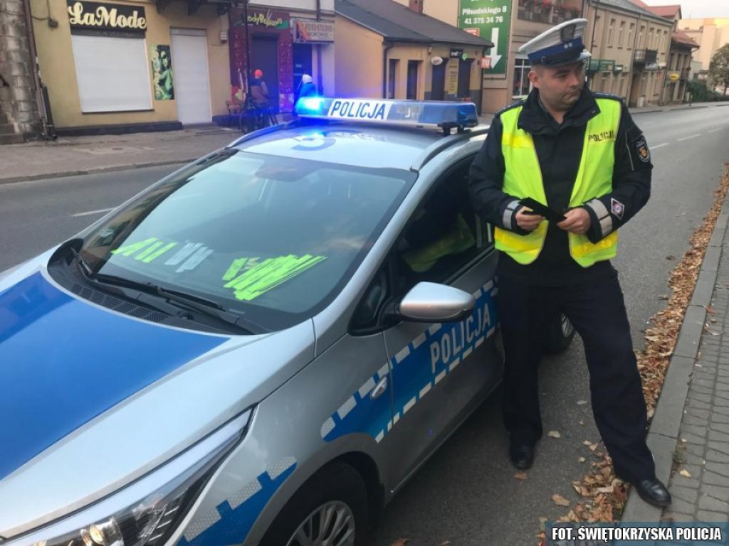Policjanci rozdawali odblaski przechodniom [zdjęcia]
