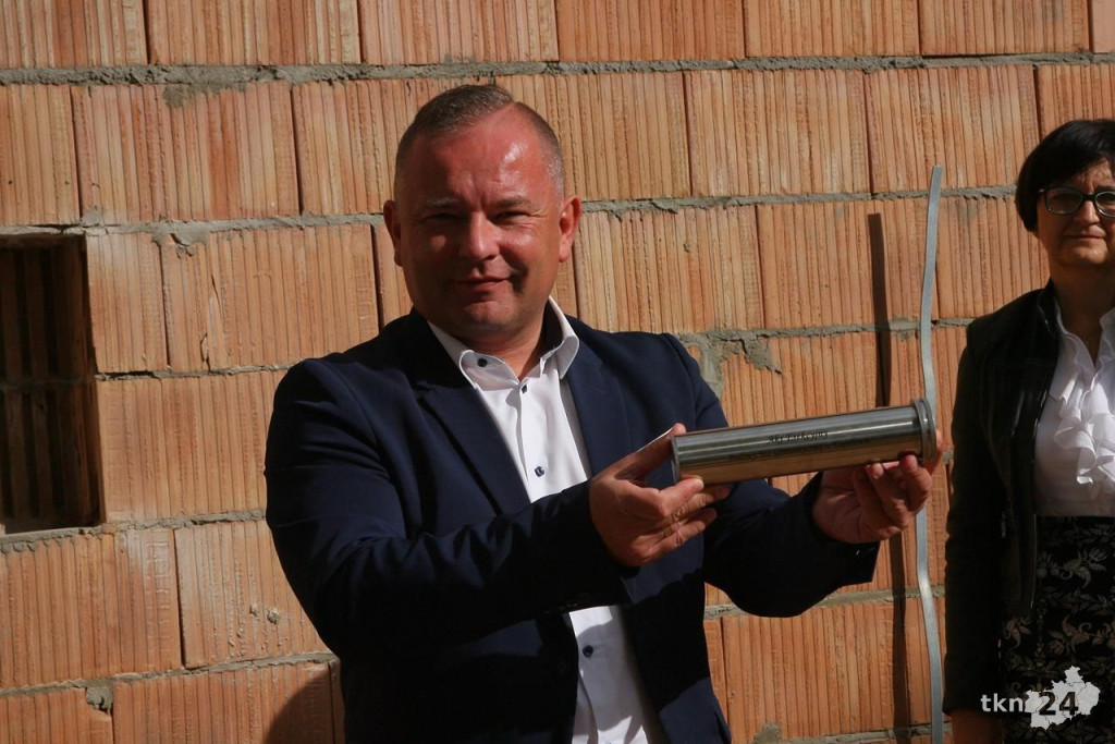 Wmurowali akt erekcyjny w salę w Kapałowie [fotorelacja]