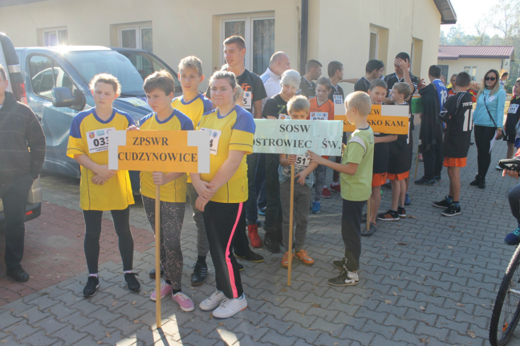 Zawodnicy rywalizowali w Biegach Przełajowych w Baryczy [zdjęcia]