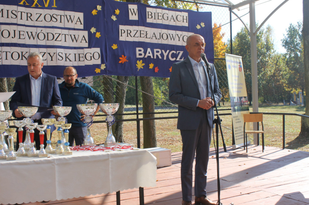 Zawodnicy rywalizowali w Biegach Przełajowych w Baryczy [zdjęcia]