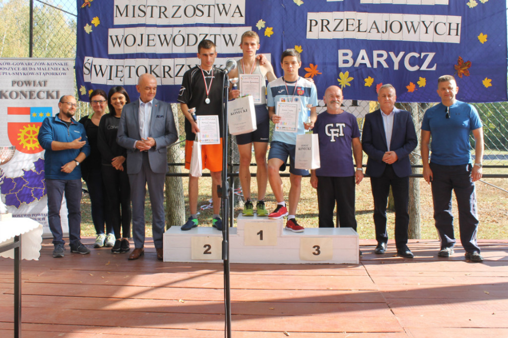Zawodnicy rywalizowali w Biegach Przełajowych w Baryczy [zdjęcia]