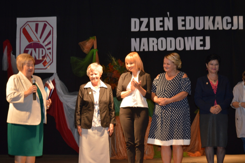Nauczyciele i dyrektorzy nagrodzeni w Stąporkowie [zdjęcia]