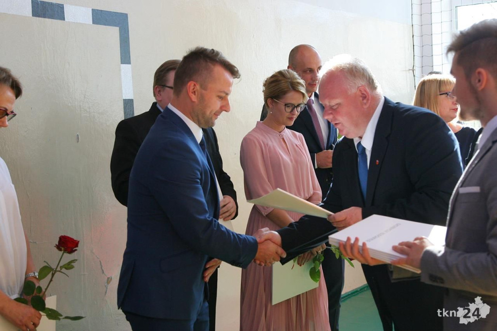 Nauczyciele otrzymali nagrody od starosty [wideo, zdjęcia]