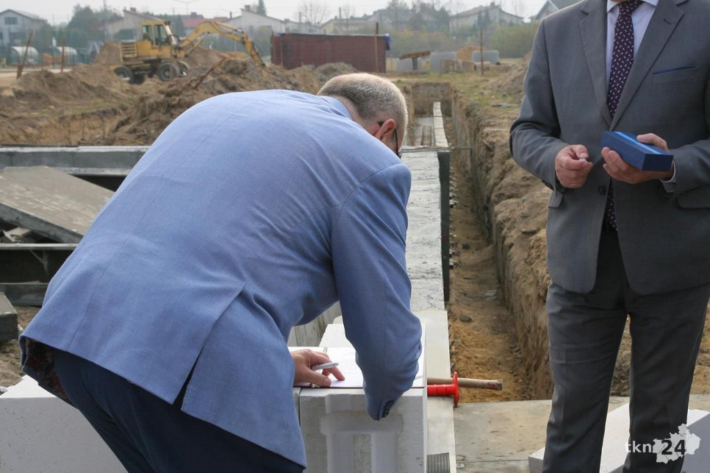 Budynek na stadionie OSiR rośnie. Wmurowano akt erekcyjny [wideo, zdjęcia]