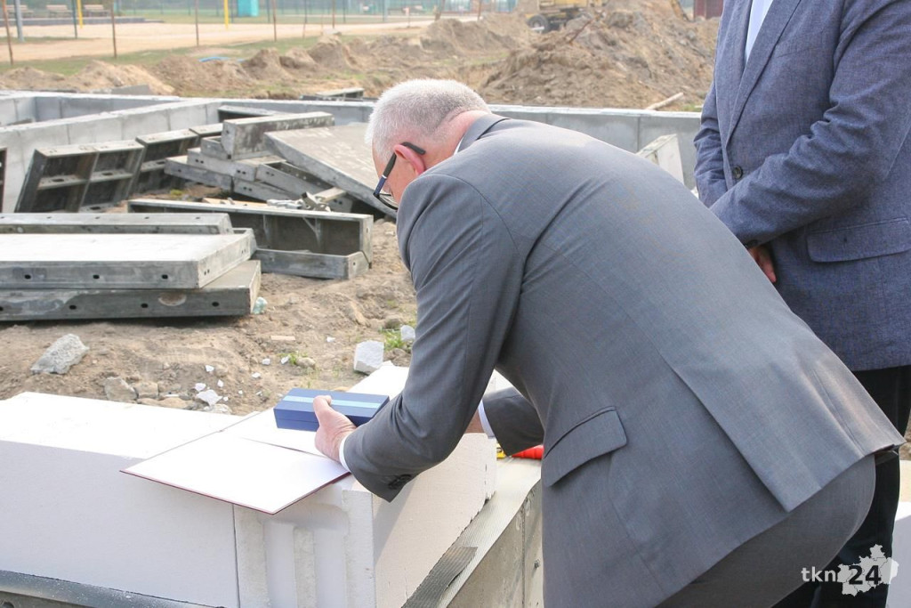 Budynek na stadionie OSiR rośnie. Wmurowano akt erekcyjny [wideo, zdjęcia]