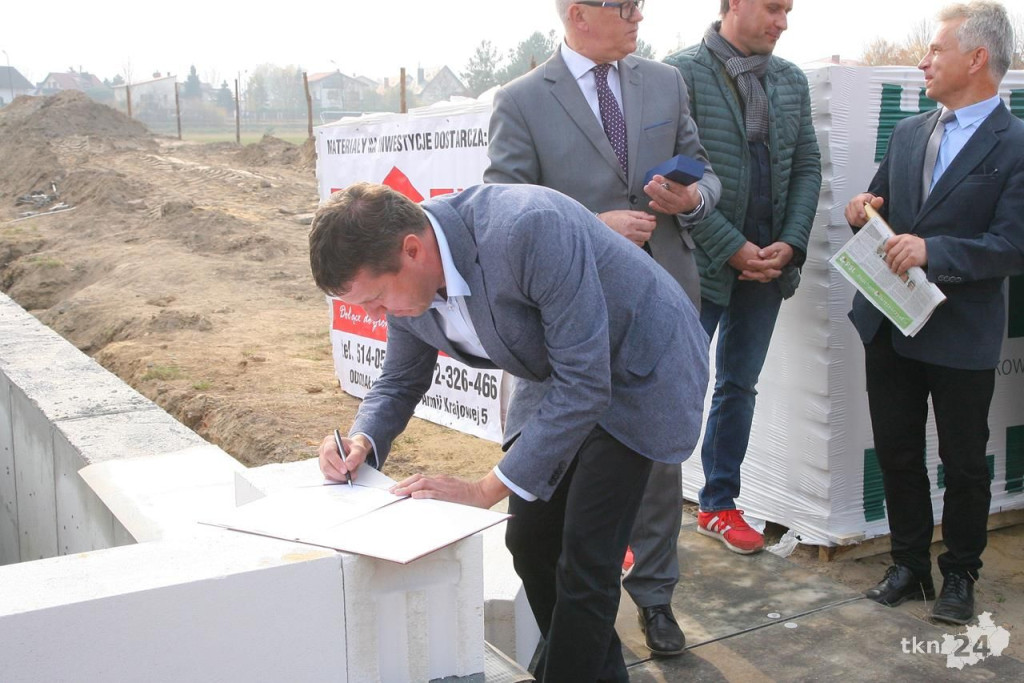 Budynek na stadionie OSiR rośnie. Wmurowano akt erekcyjny [wideo, zdjęcia]