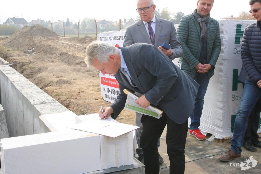 Budynek na stadionie OSiR rośnie. Wmurowano akt erekcyjny [wideo, zdjęcia]