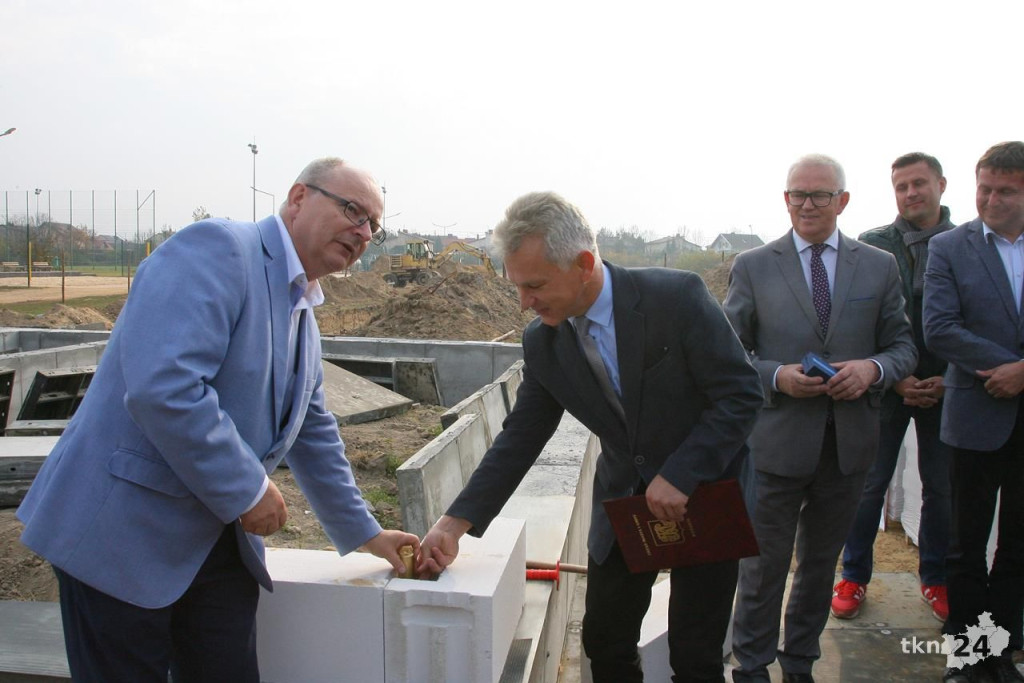 Budynek na stadionie OSiR rośnie. Wmurowano akt erekcyjny [wideo, zdjęcia]
