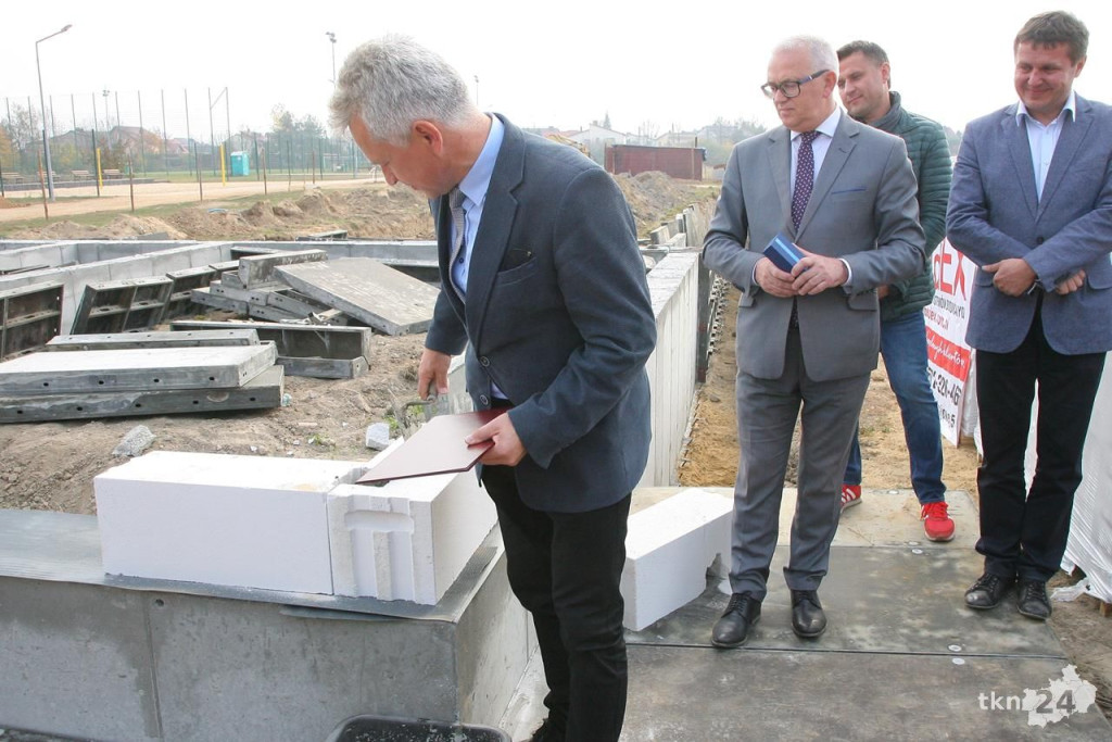 Budynek na stadionie OSiR rośnie. Wmurowano akt erekcyjny [wideo, zdjęcia]