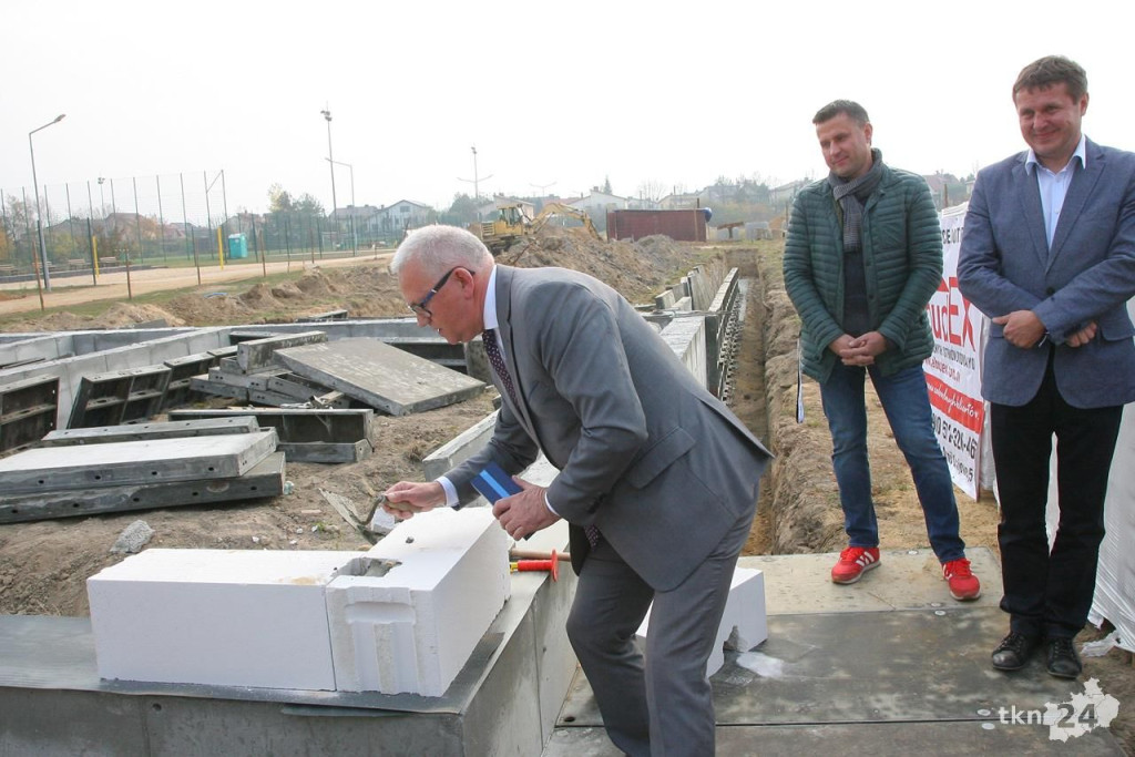 Budynek na stadionie OSiR rośnie. Wmurowano akt erekcyjny [wideo, zdjęcia]