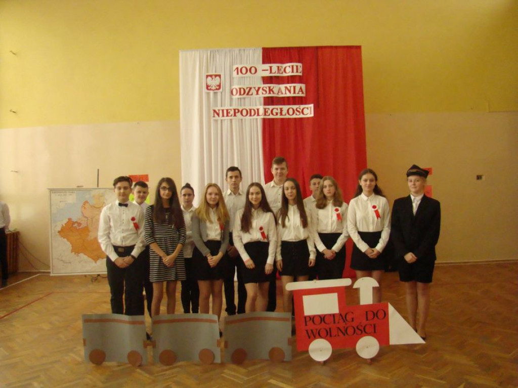 Gmina Fałków: W szkole i pod urzędem świętowano 100-lecie odzyskania niepodległości! [zdjęcia]