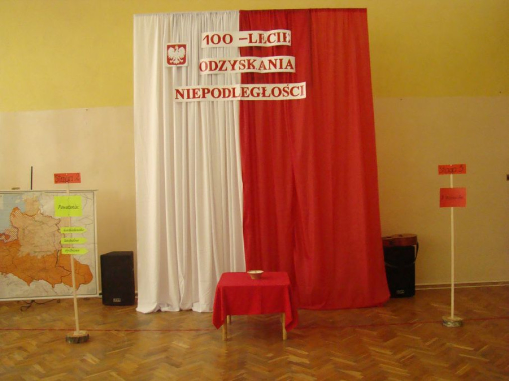 Gmina Fałków: W szkole i pod urzędem świętowano 100-lecie odzyskania niepodległości! [zdjęcia]