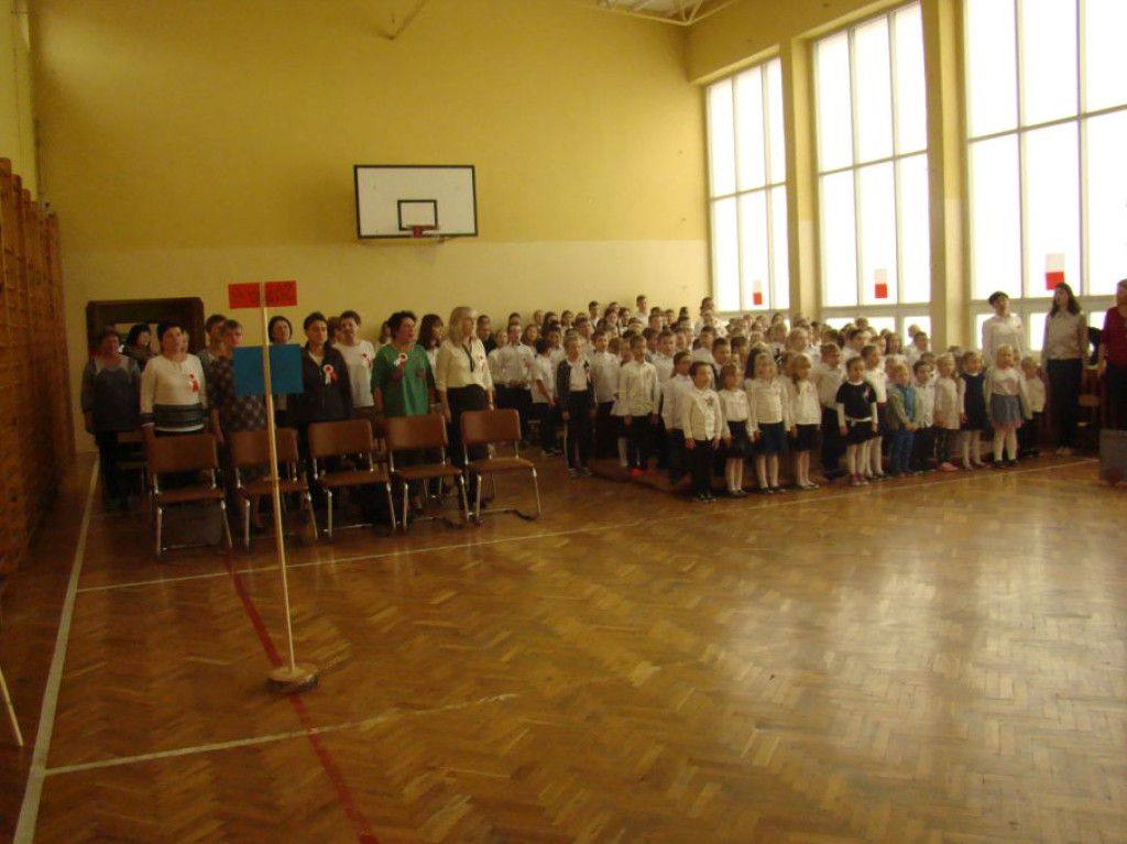 Gmina Fałków: W szkole i pod urzędem świętowano 100-lecie odzyskania niepodległości! [zdjęcia]