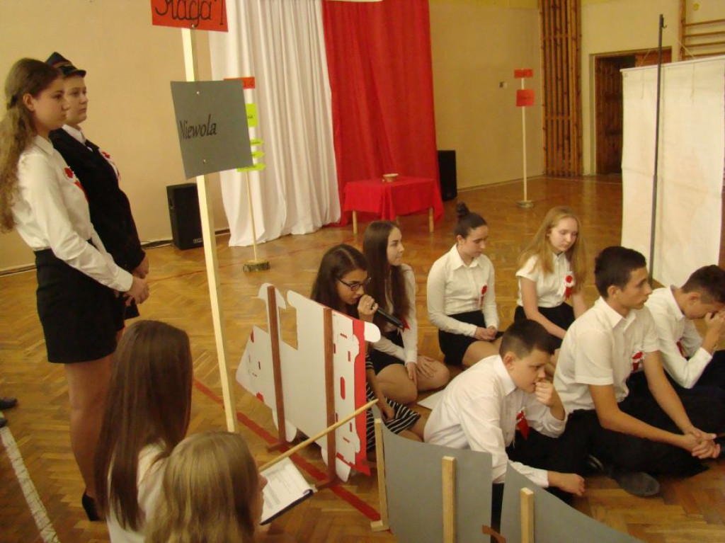 Gmina Fałków: W szkole i pod urzędem świętowano 100-lecie odzyskania niepodległości! [zdjęcia]