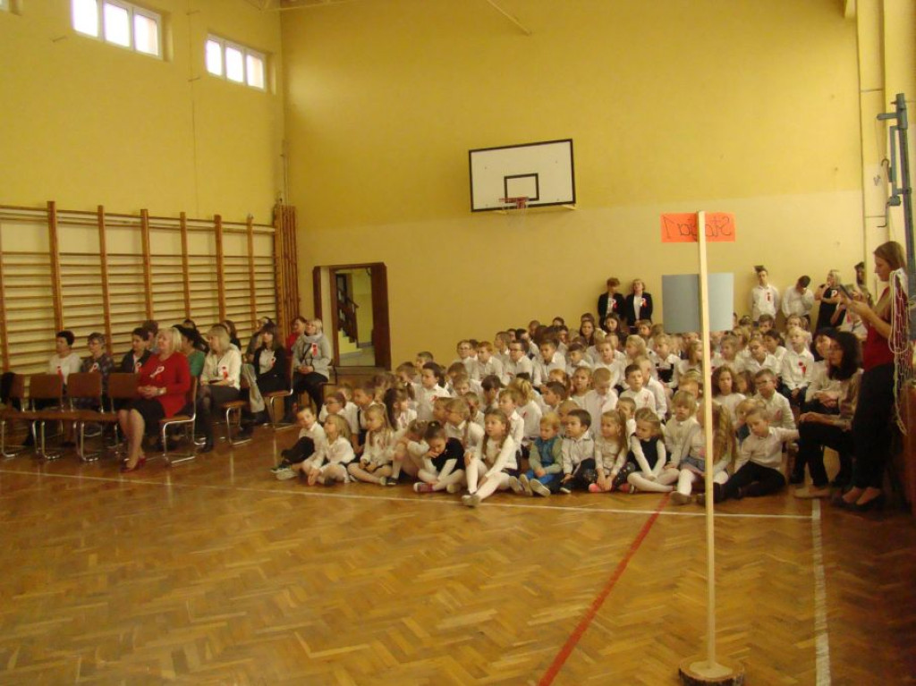 Gmina Fałków: W szkole i pod urzędem świętowano 100-lecie odzyskania niepodległości! [zdjęcia]