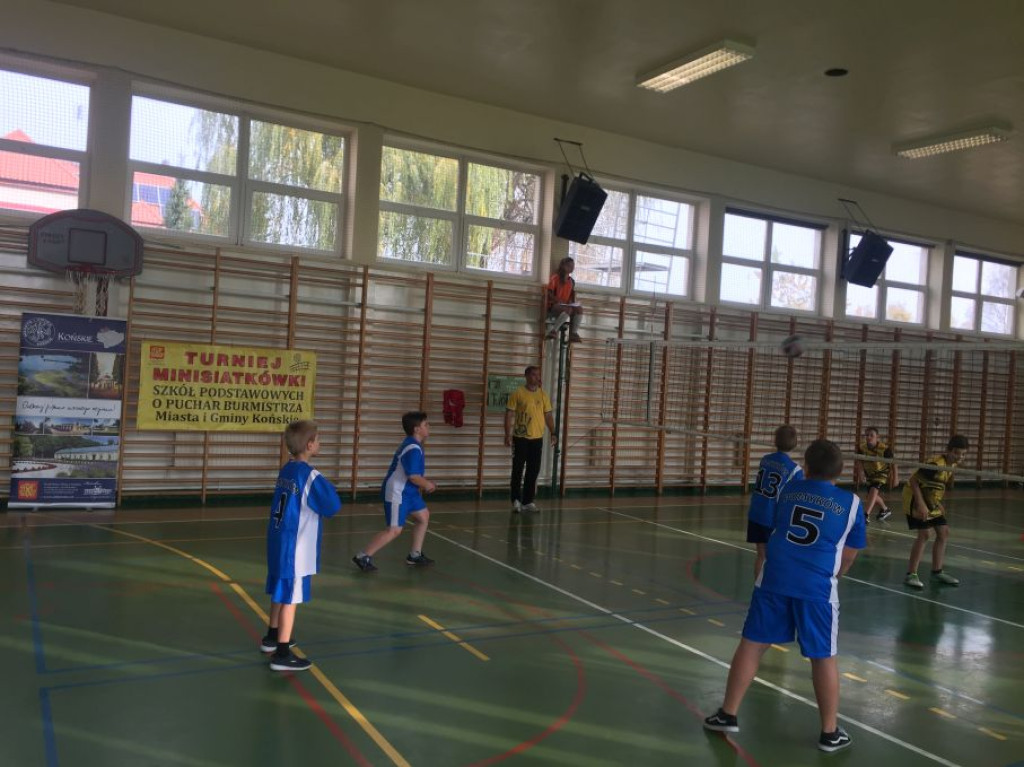 W Rogowie grali w siatkówkę. Wygrali gospodarze [zdjęcia]