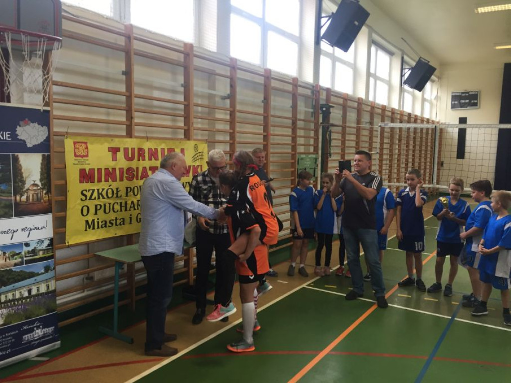 W Rogowie grali w siatkówkę. Wygrali gospodarze [zdjęcia]