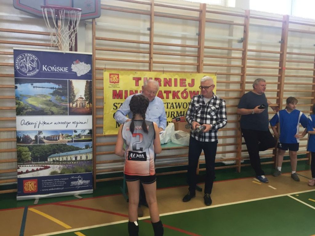 W Rogowie grali w siatkówkę. Wygrali gospodarze [zdjęcia]