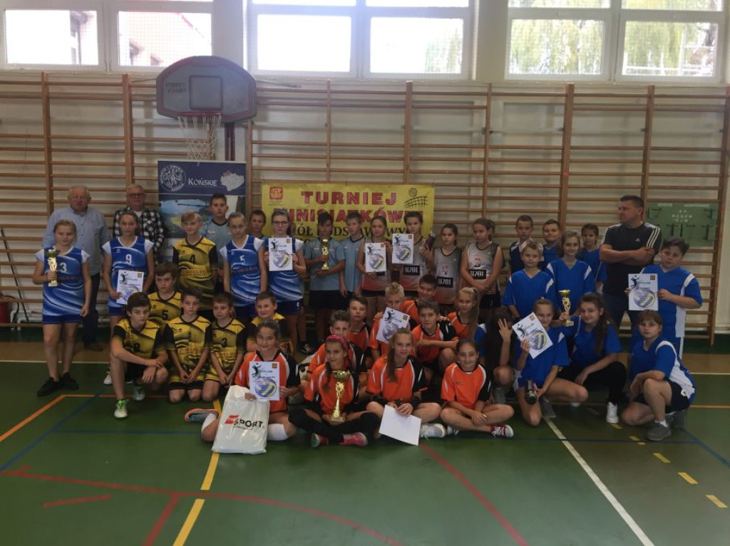 W Rogowie grali w siatkówkę. Wygrali gospodarze [zdjęcia]