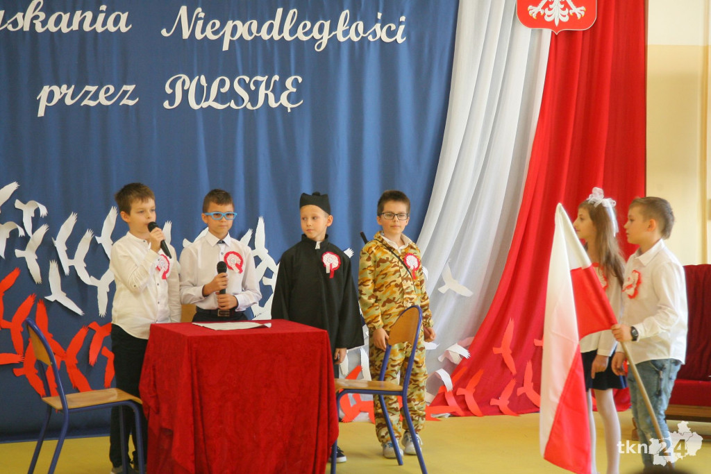 O Niepodległej pamiętali w koneckich szkołach [wideo, zdjęcia]