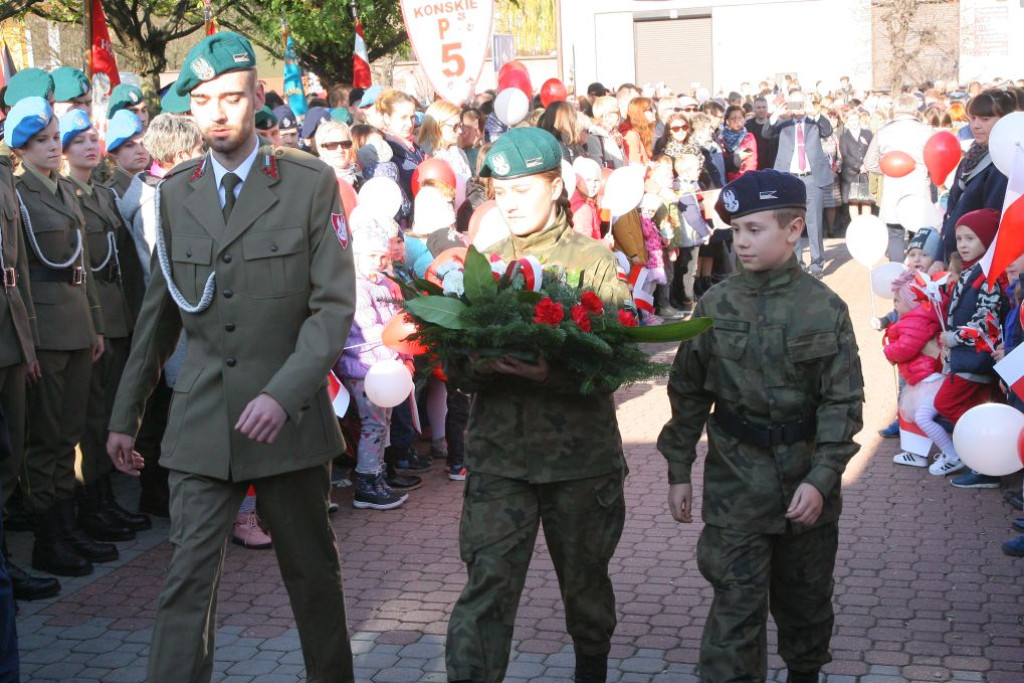 W wielkim pochodzie świętowano Dzień Niepodległości w Końskich [Fotorelacja]