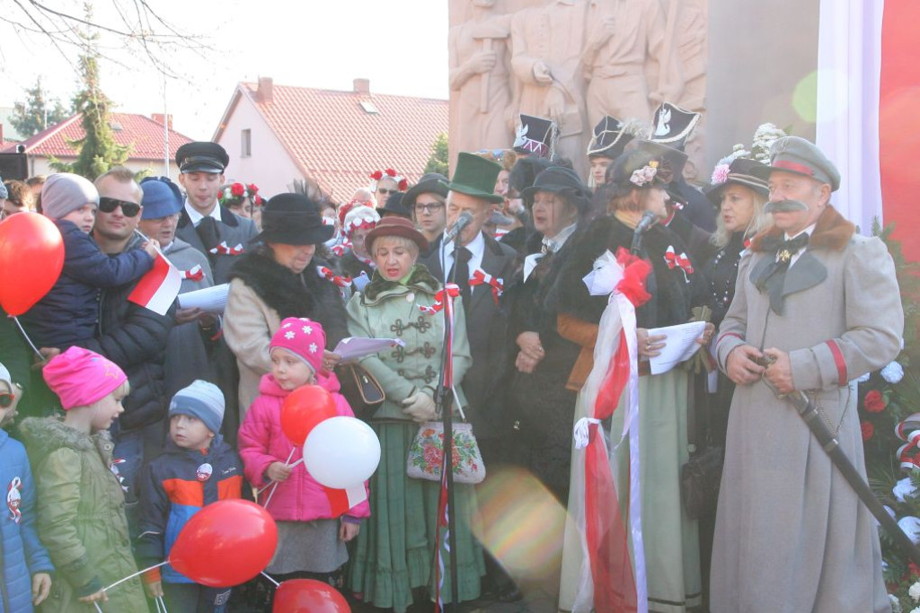 W wielkim pochodzie świętowano Dzień Niepodległości w Końskich [Fotorelacja]