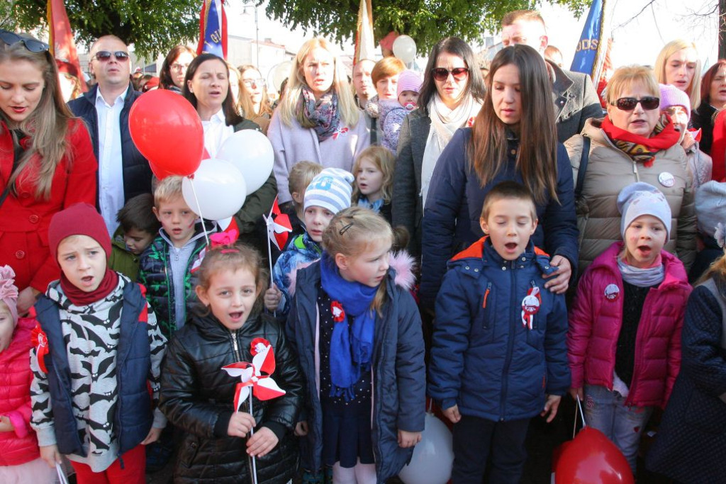 W wielkim pochodzie świętowano Dzień Niepodległości w Końskich [Fotorelacja]