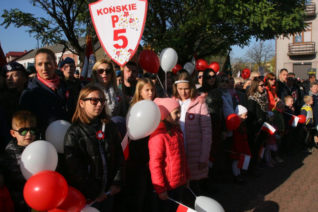 W wielkim pochodzie świętowano Dzień Niepodległości w Końskich [Fotorelacja]