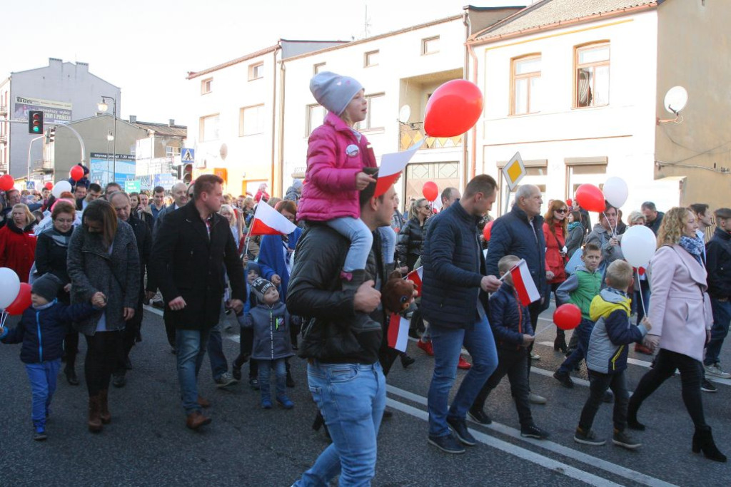 W wielkim pochodzie świętowano Dzień Niepodległości w Końskich [Fotorelacja]