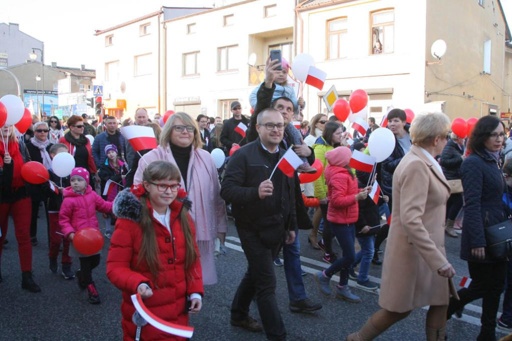 W wielkim pochodzie świętowano Dzień Niepodległości w Końskich [Fotorelacja]