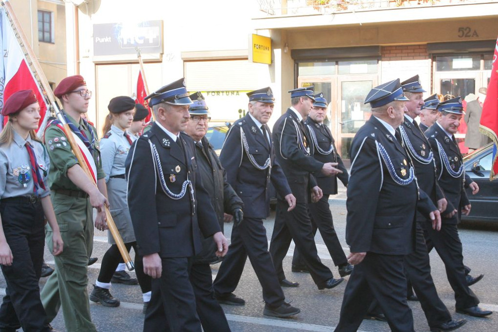 W wielkim pochodzie świętowano Dzień Niepodległości w Końskich [Fotorelacja]
